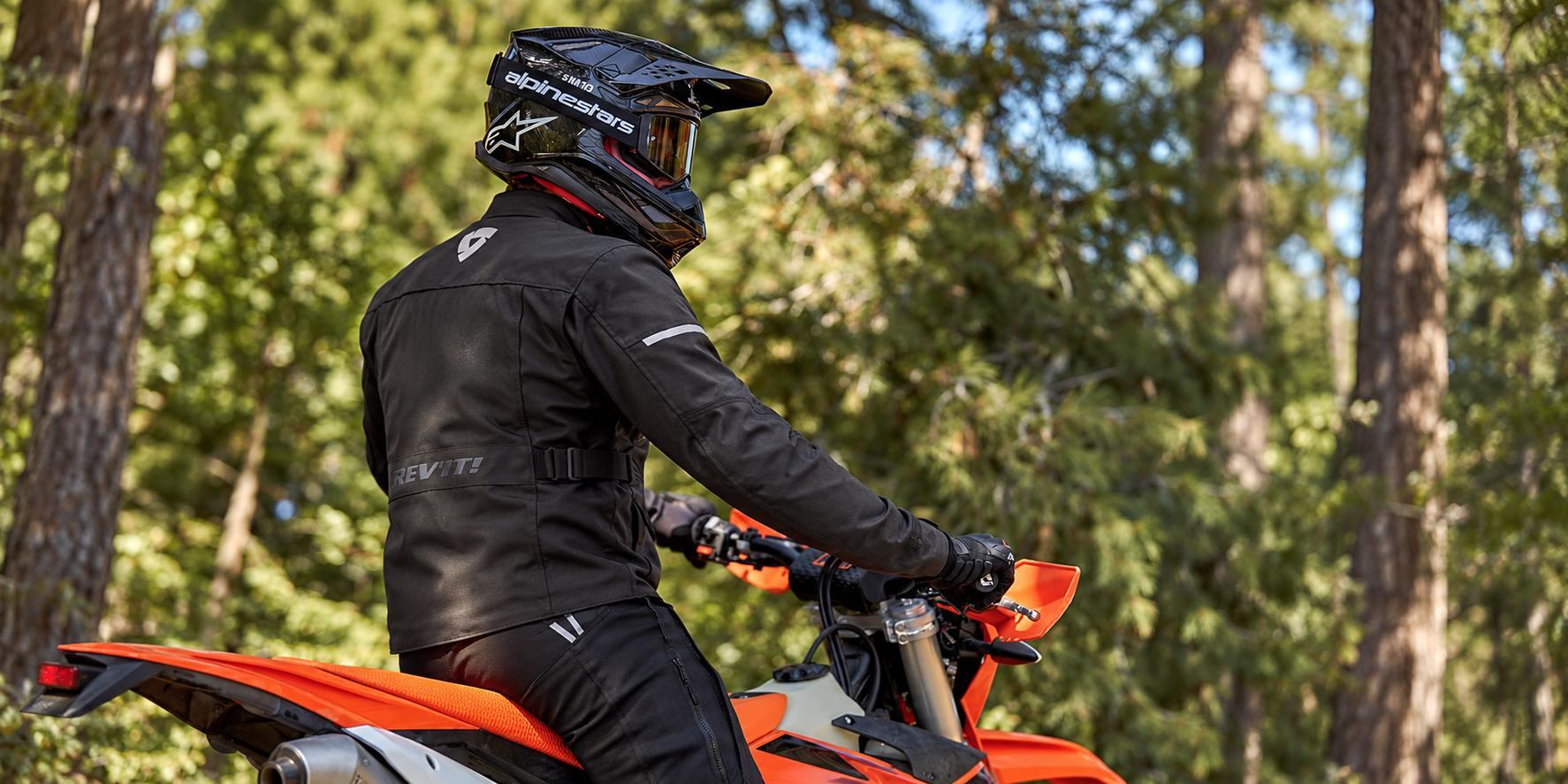 Textilná moto bunda na jeseň: membrána, ventilácia a termovložka